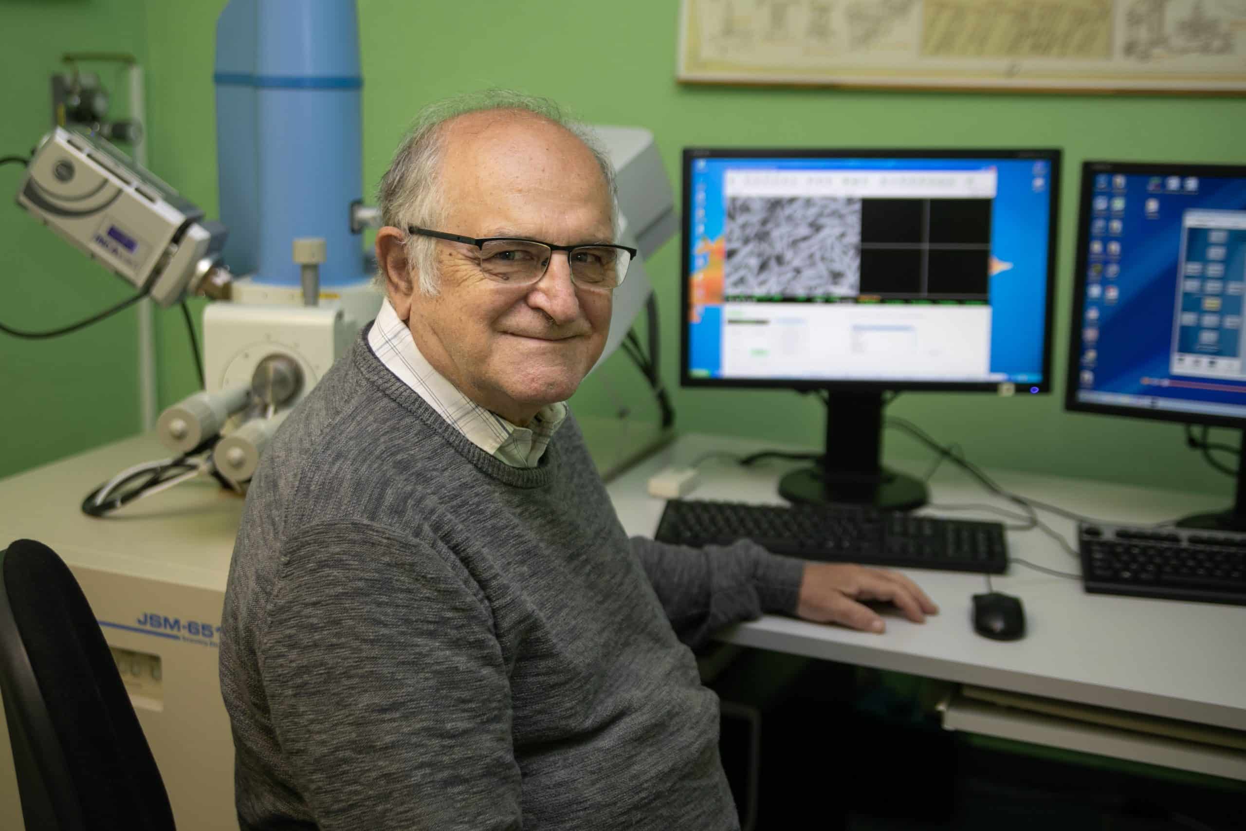 Jan Šubrt nastoupil do Ústavu anorganické chemie AV ČR již v roce 1972. Od roku 1990 vedl oddělení Chemie pevné fáze a následně od roku 2010 nově vzniklé Centrum instrumentálních technik. Svou kariéru zasvětil zejména výzkumu rozmanitých forem oxidu titaničitého. Jeho specializací a koníčkem se stala skenovací elektronová mikroskopie s EDS detekcí (na fotografii u stroje). Jan Šubrt je autorem více než 115 publikací na Web of Science. Byl řešitelem mnoha významných grantů a školitelem řady magisterských i doktorských prací. Práci na Ústavu anorganické chemie zasvětil celý svůj profesní život. Během své dlouholeté kariéry se mu zde podařilo vybudovat oddělení s excelentním přístrojovým vybavením a vysokou kvalitou výzkumu.