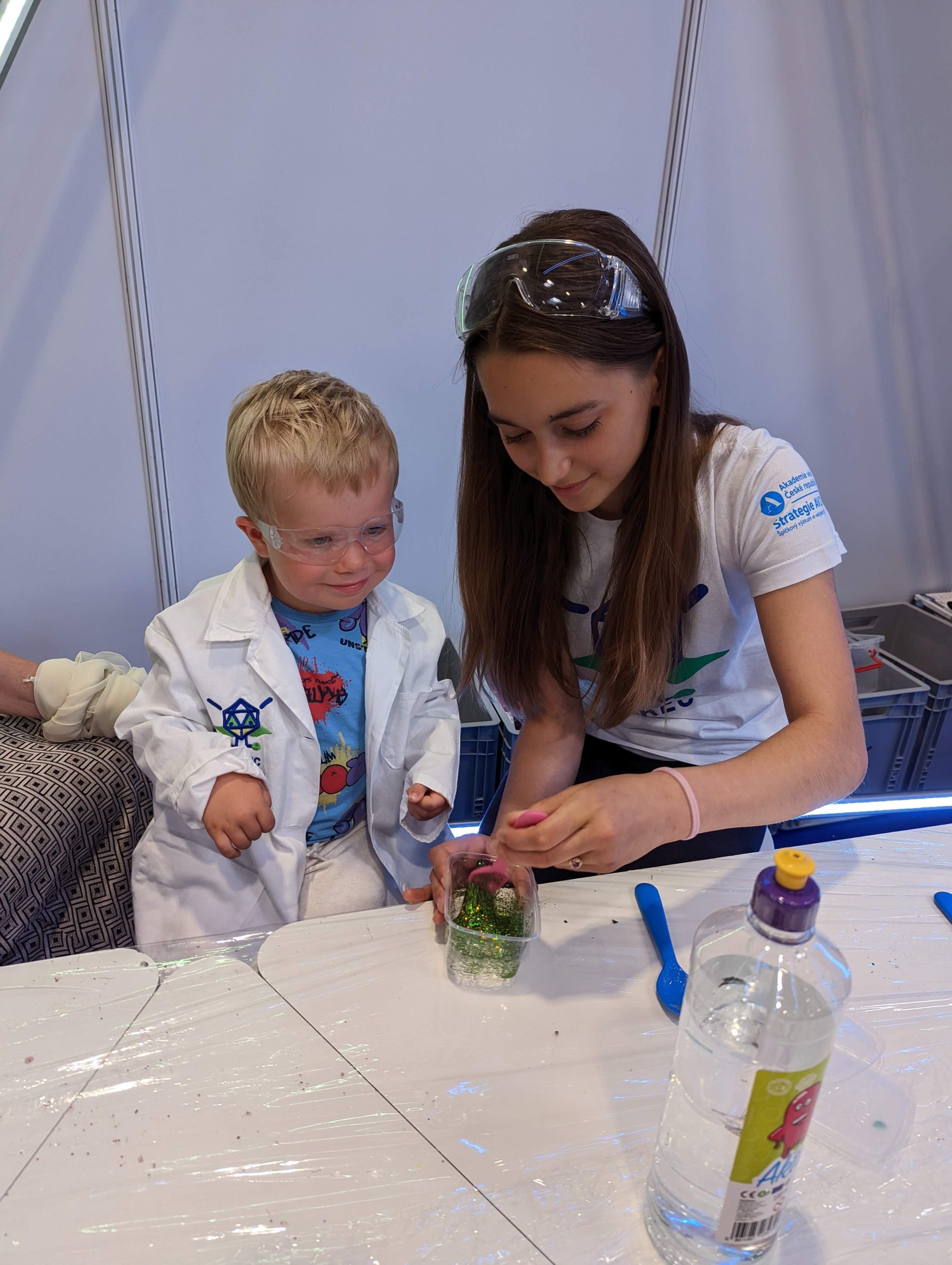 The slime can easily bring chemistry closer to even the smallest visitors. And their smiles are our greatest reward.