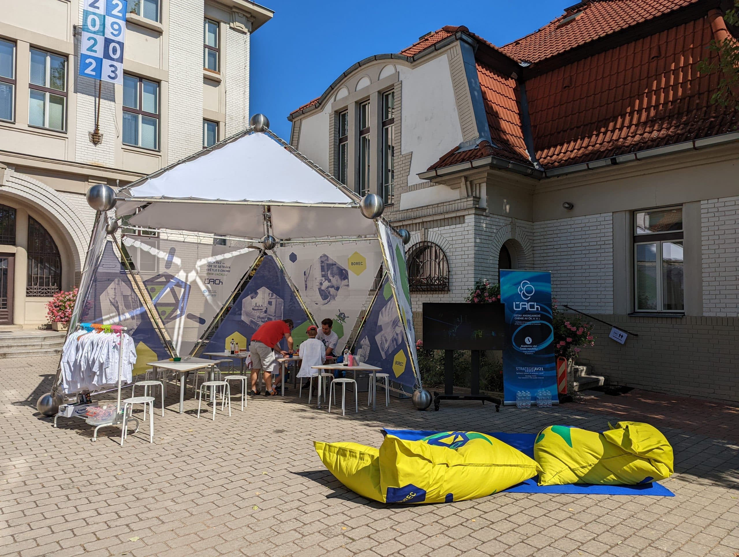 Stánek ÚACH, než se zaplnil návštěvníky.