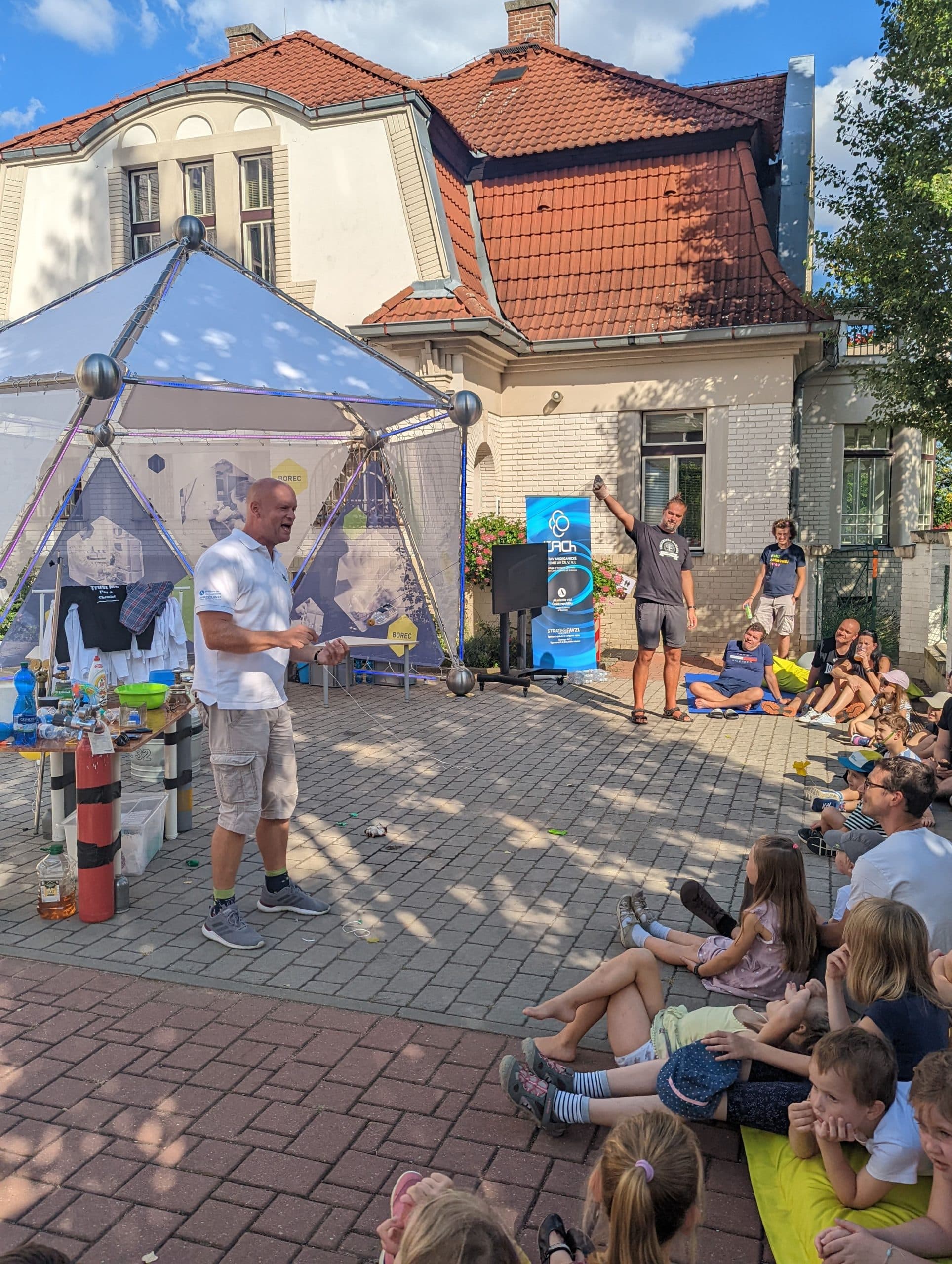 Chemická show Michaela Londesborougha - tentokrát ve spolupráci s Honzou Kotkem z Přírodovědecké fakulty UK.