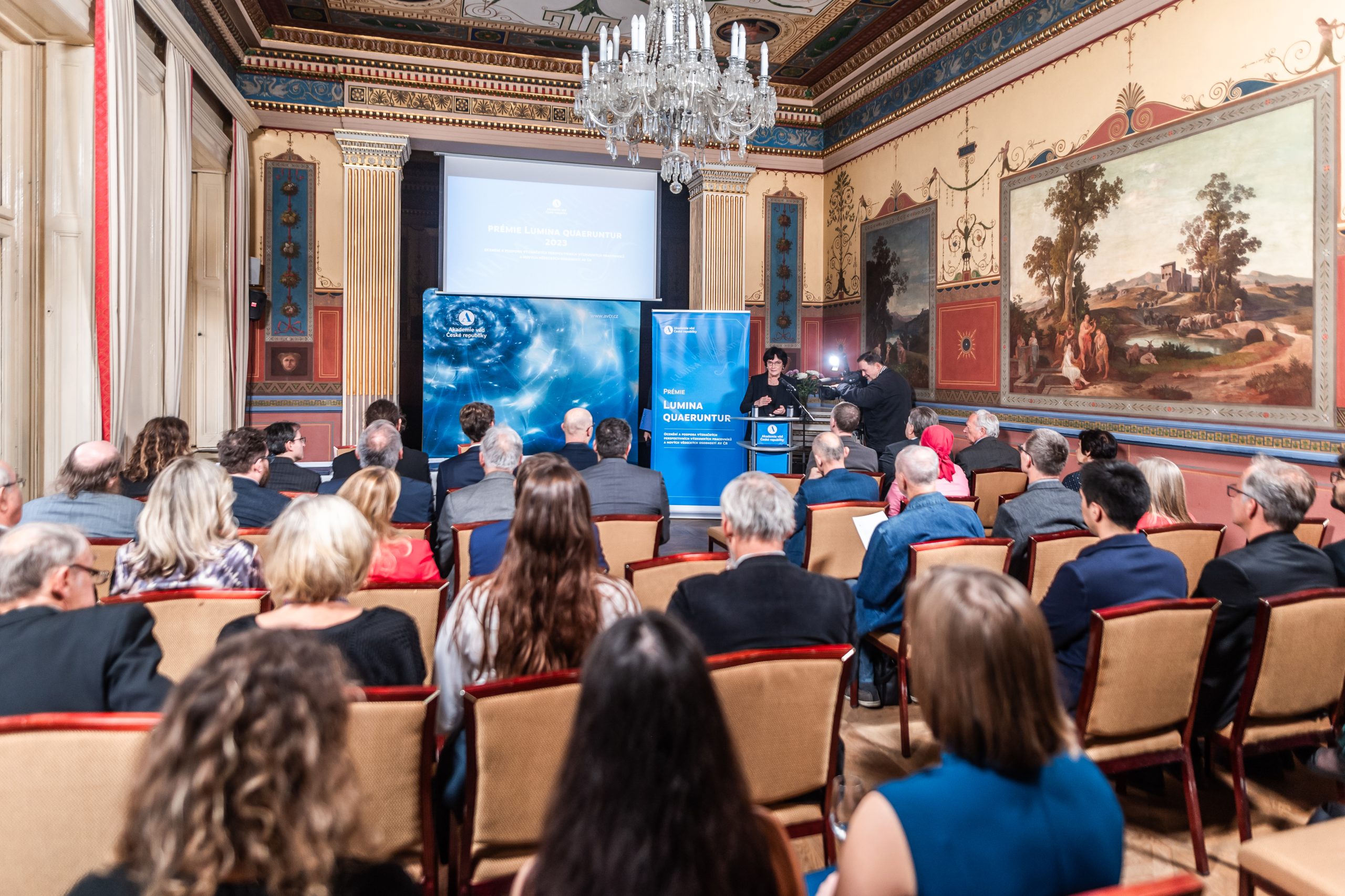Slavnostní ceremoniál probíhal ve vile Lanna. Ocenění předávala předsedkyně Akademie věd Eva Zažímalová.
