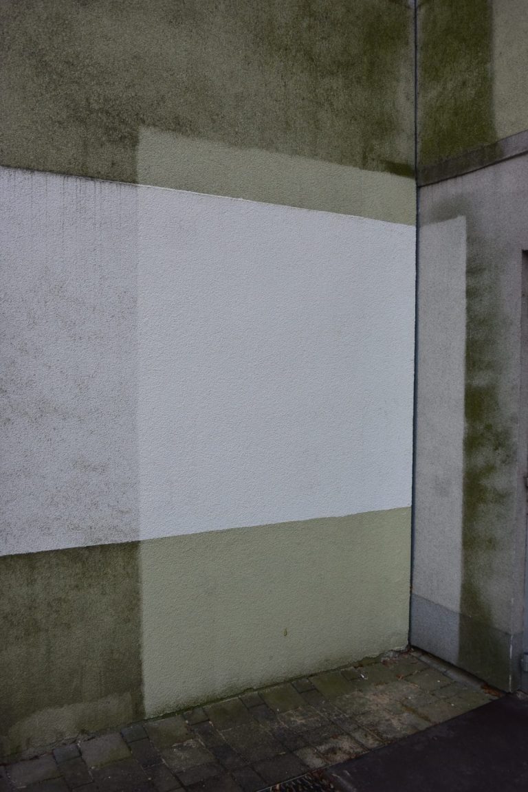 Fig. 3: Comparison of photocatalytically treated and untreated parts of the wall